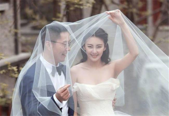 2016年，张雨绮与相识仅70天的富商袁巴元迅速步入婚姻殿堂，随即迎来一对龙凤胎。-illusion中国 - - i社游戏-illusion中文汉化官方网站